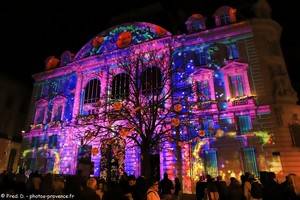 video mapping sur la fa&ccedil;ade de la Caisse d'Epargne pour No&euml;l 2025