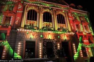 video mapping sur la fa&ccedil;ade de la Caisse d'Epargne pour No&euml;l 2025