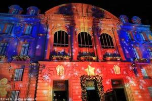 video mapping sur la fa&ccedil;ade de la Caisse d'Epargne pour No&euml;l 2025