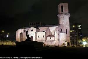 église Saint-Laurent à Marseille la nuit