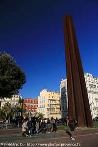 les neuf lignes obliques de Bernard Venet à Nice