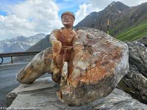 sculpture en bois en l'honneur de Michele Scarponi au col Agnel