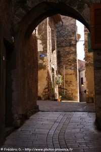 porte sarrasine à l'entrée du vieux village d'Ampus