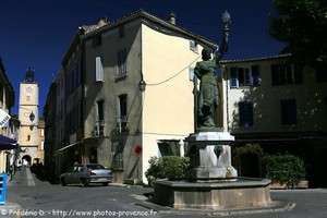 fontaine et statue de la Liberté à Besse-sur-Issole