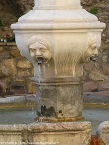 la fontaine vieille de Roquebrune-sur-Argens