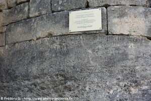 inscription funéraire sur le mur de l'église de Saint-Pantaléon