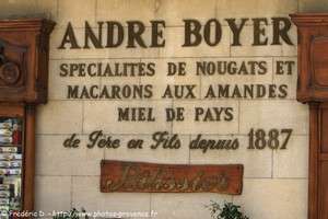 André Boyer, spécialité de nougats et macarons aux amandes et miel de pays