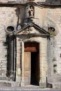 portail de l'église de Venasque